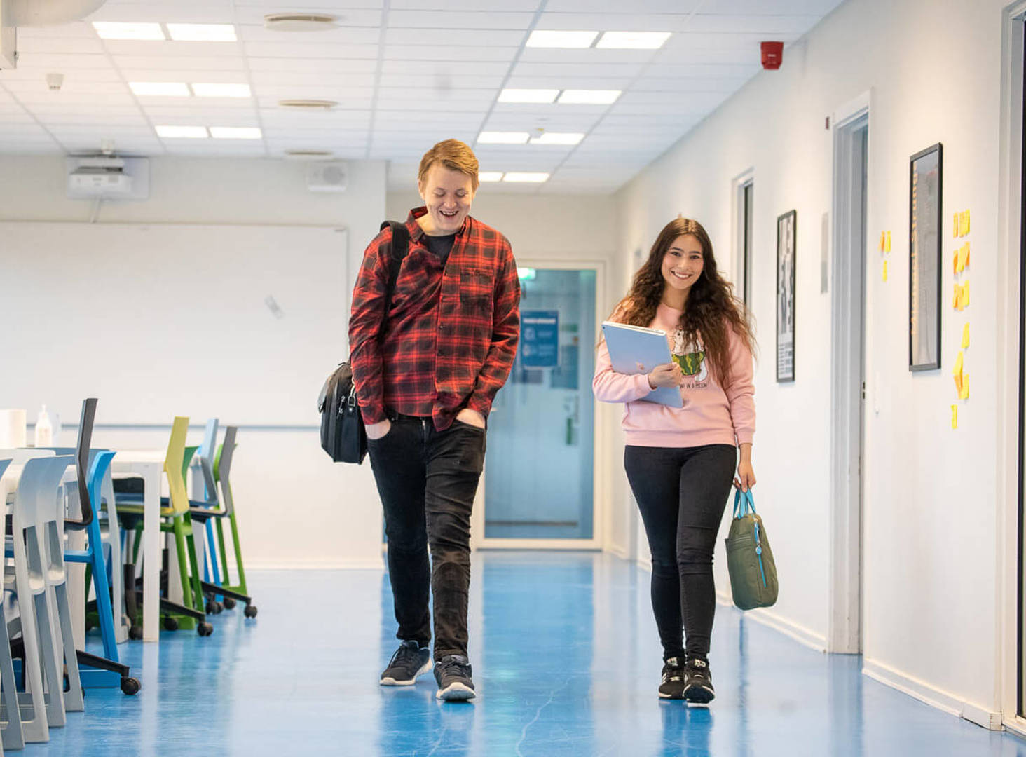 Billede af to elever der går på HF-skole ved Åmarken